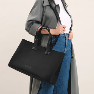 FEATHERWEIGHT TOTE / フェザーウェイトトート on model